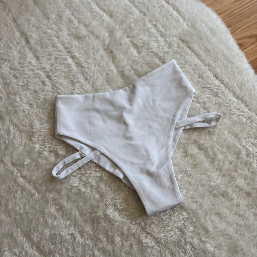 FANNA Flow Top and Shorts Set -White - Picture 4 of 7